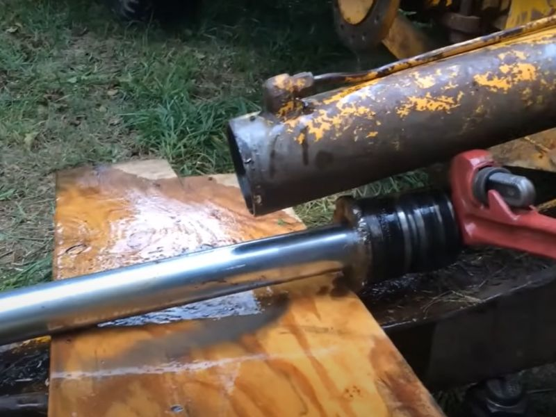 Hidravlik silindrini ekskavatordan necə çıxarmaq olar